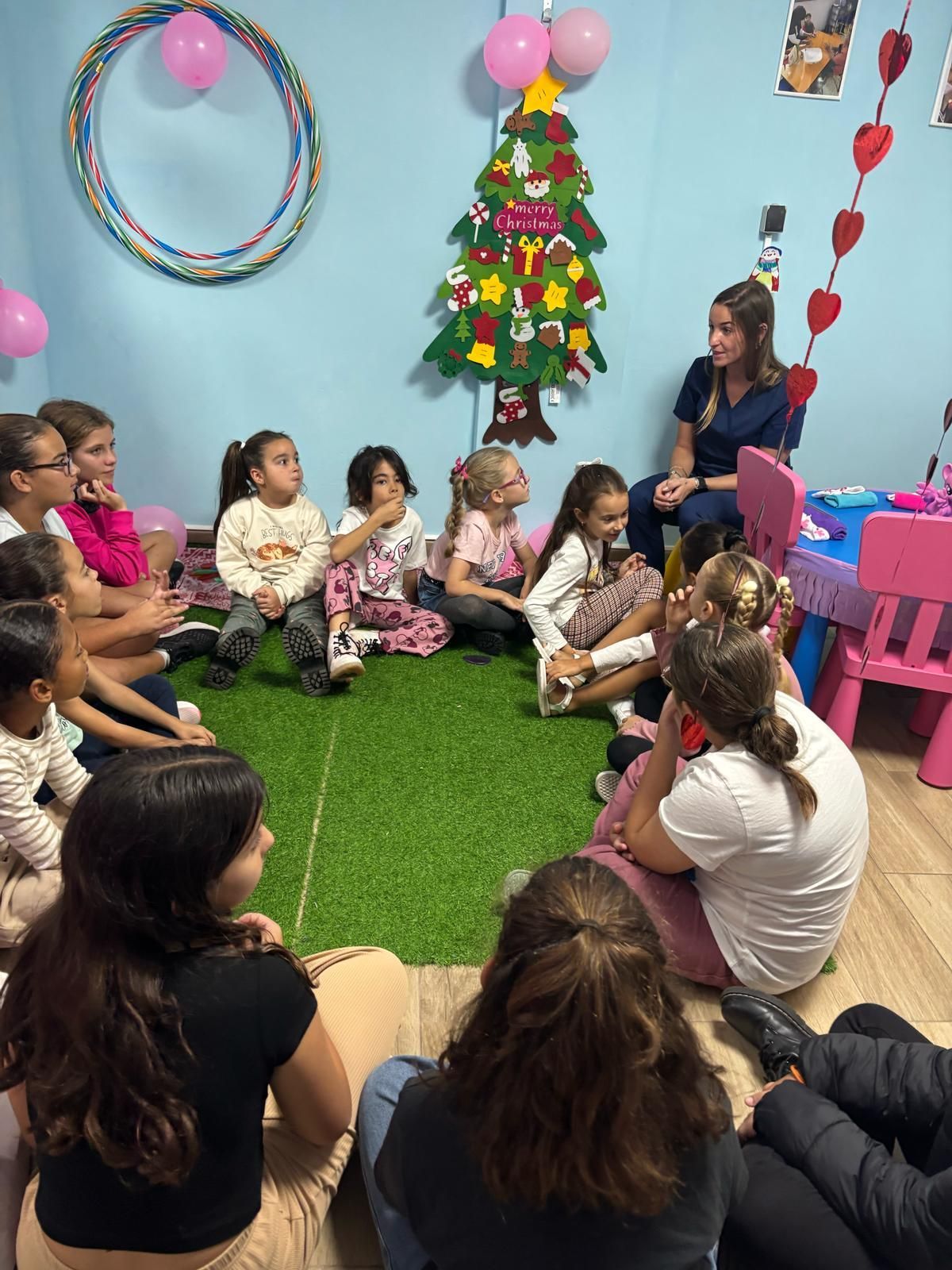 Un grupo de personas está sentada en círculo en el suelo.