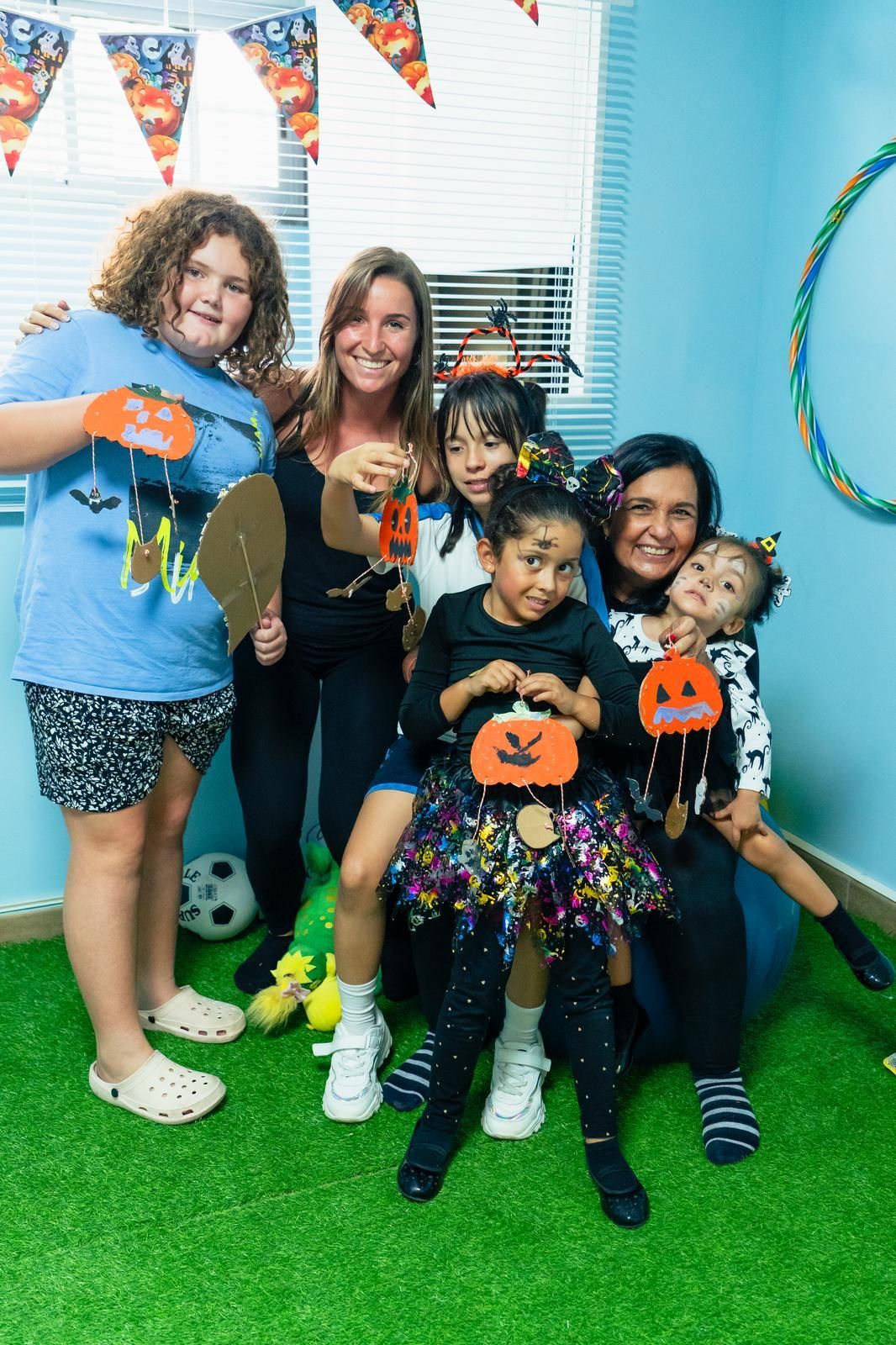 Un grupo de personas posan para una fotografía en una habitación.