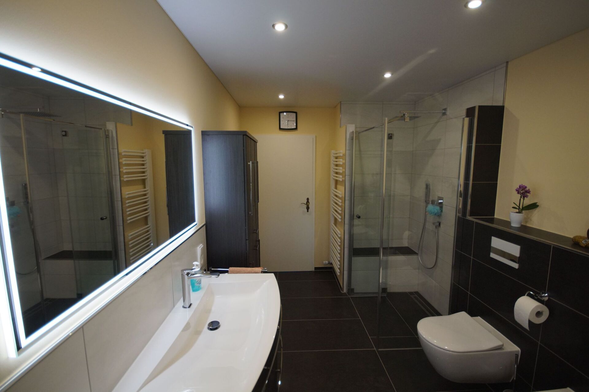 graue Fliesen im Bad