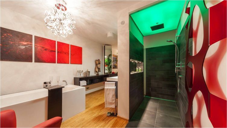 grünes Deckenlicht in einer Dusche