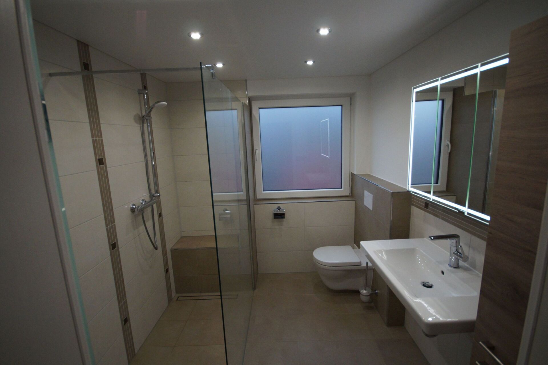 langes, weißes Waschbecken im Bad