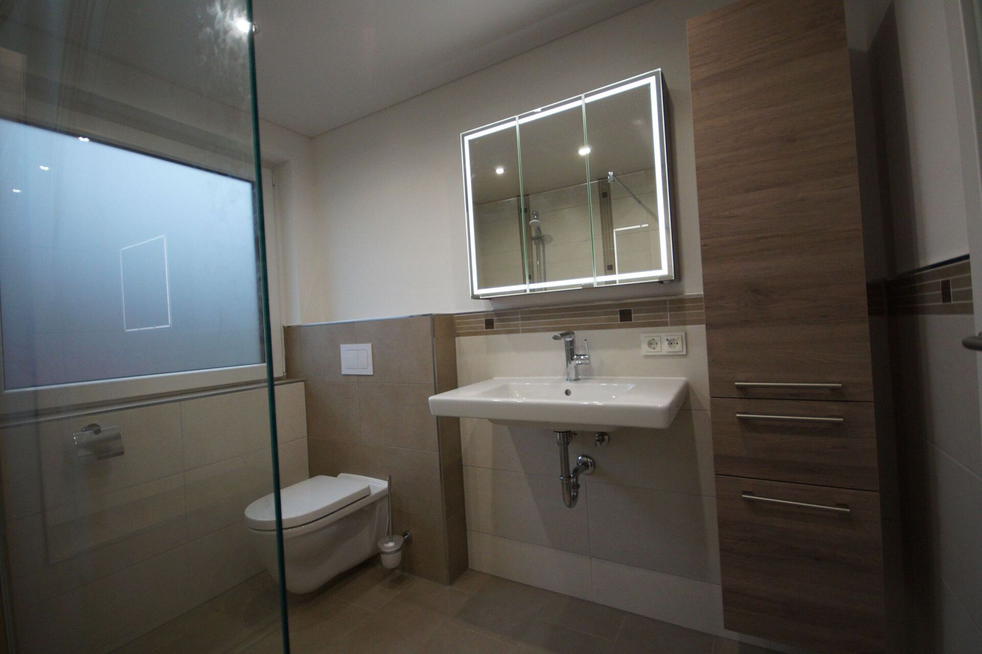 Spiegelschrank über einem Waschbecken