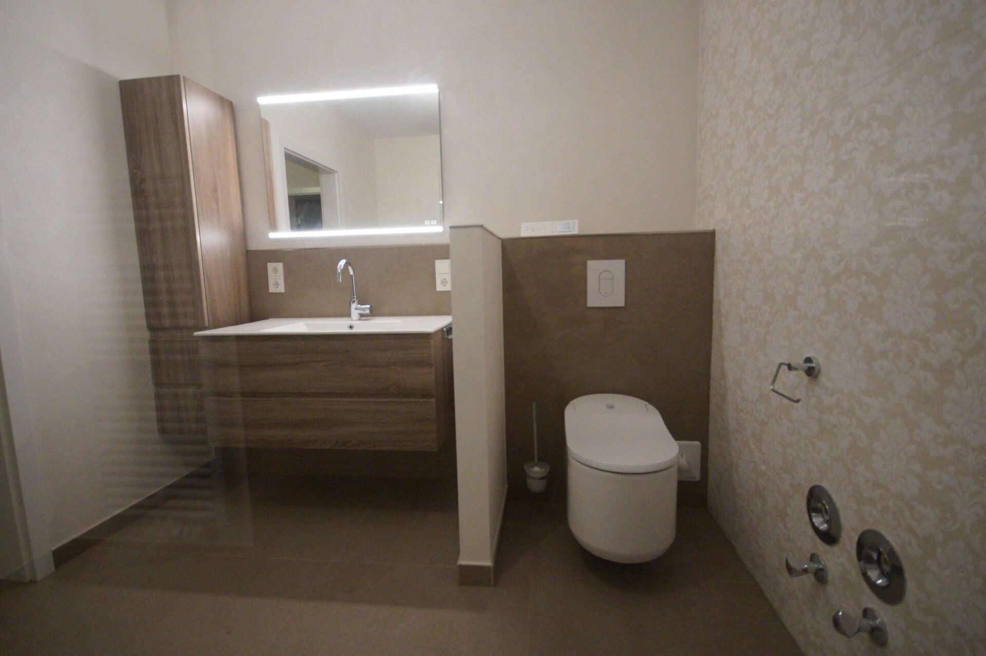 Trennwand zwischen Waschbecken und Toilette