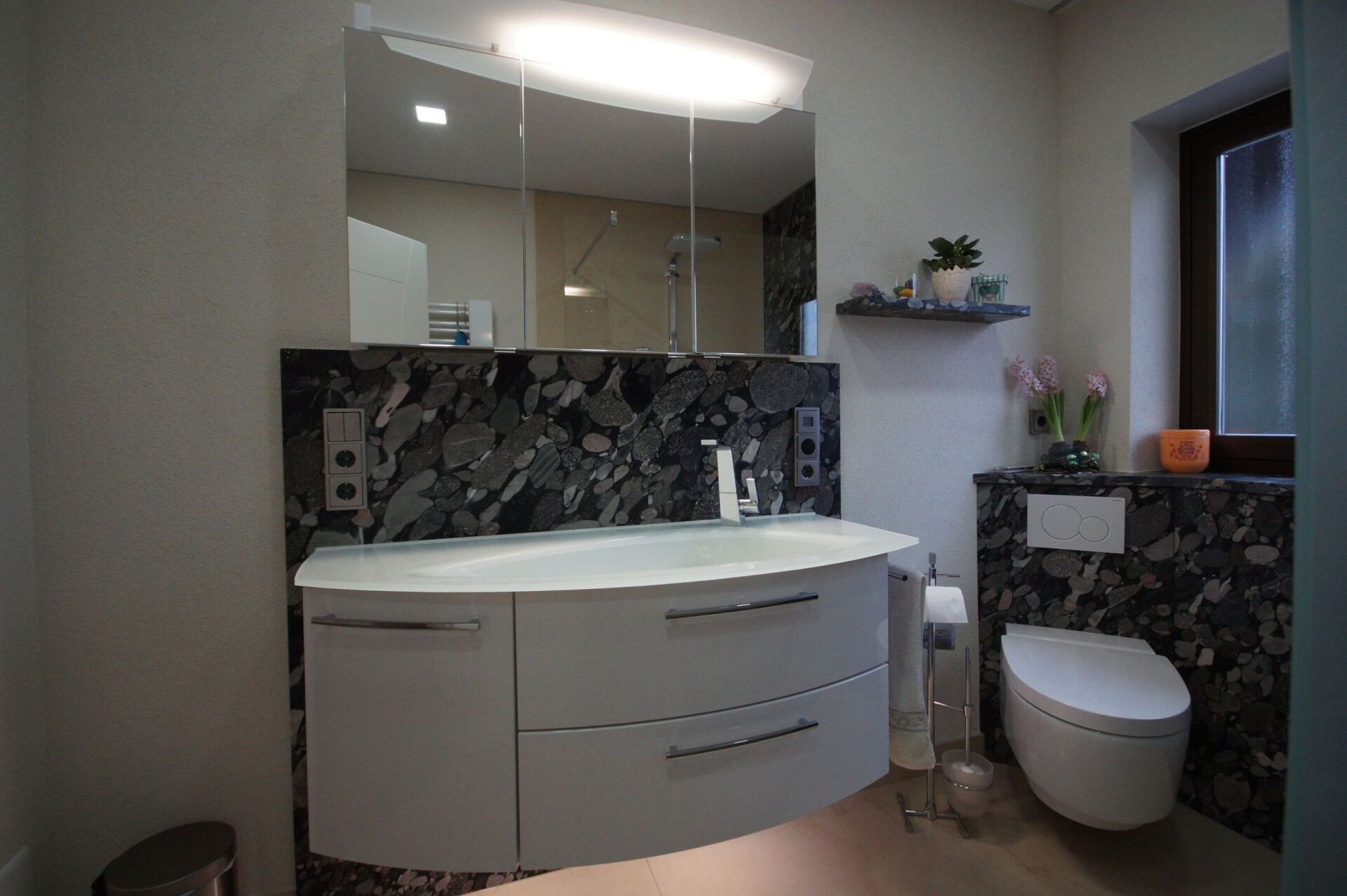 Waschbecken über einer Kommode