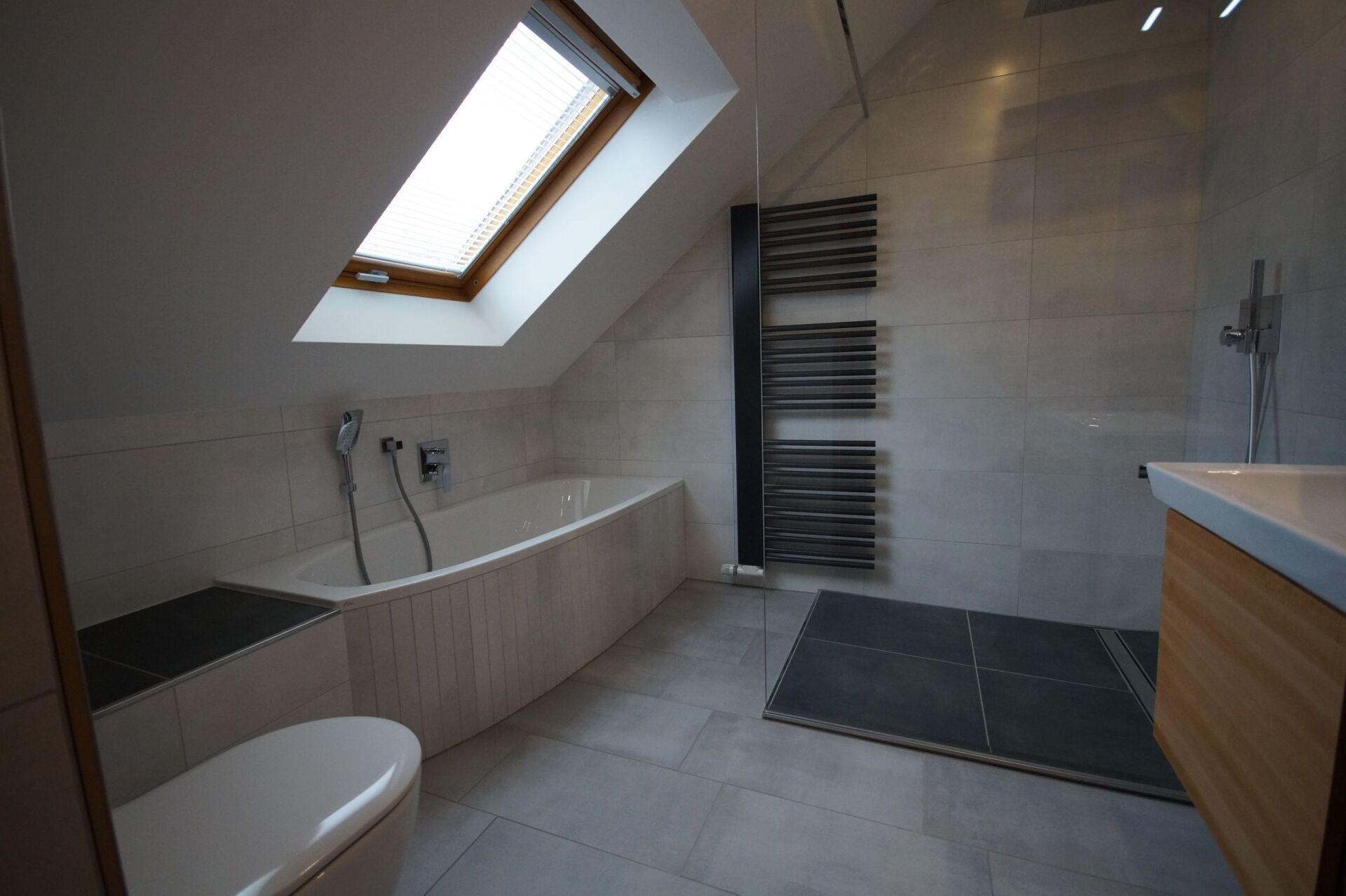 Badezimmer unter Dachschräge