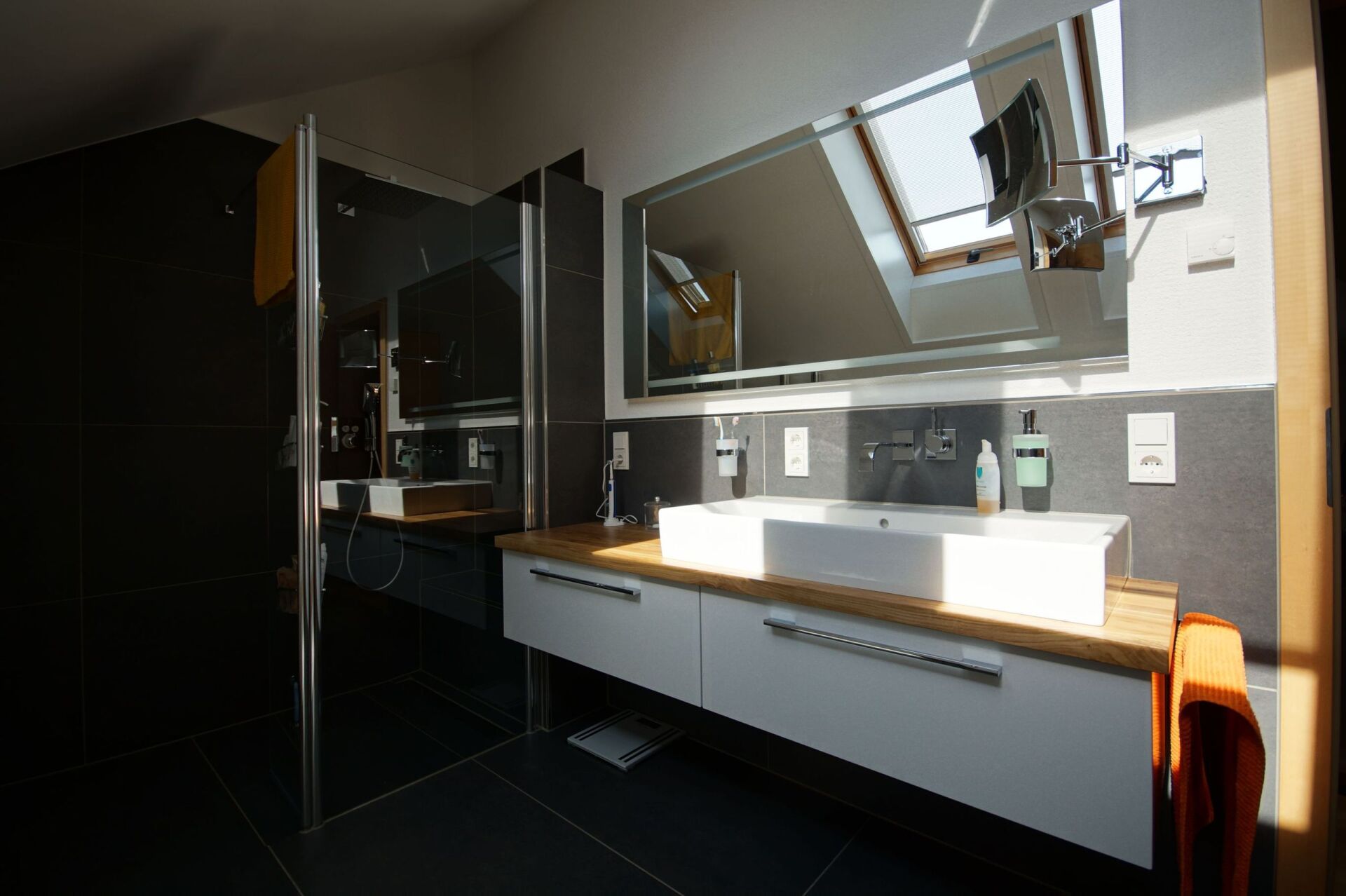 weites Doppel-Waschbecken im Bad