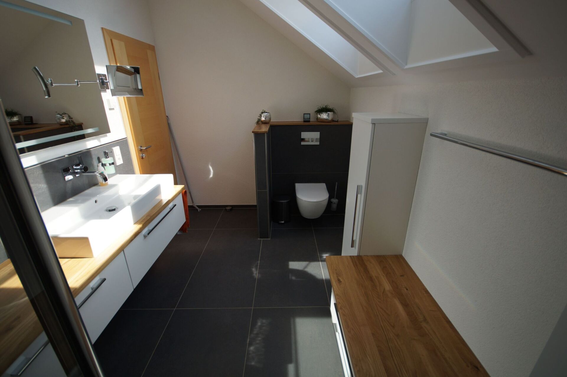 individuelles Bad unter Dachschräge