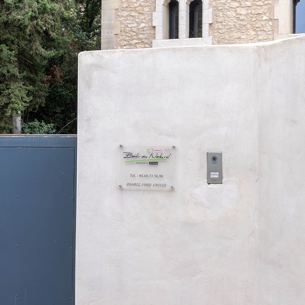 Une plaque en Plexiglas avec le logo Bâtir au Naturel