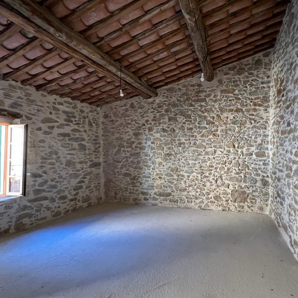 Une pièce intérieure tout en pierre