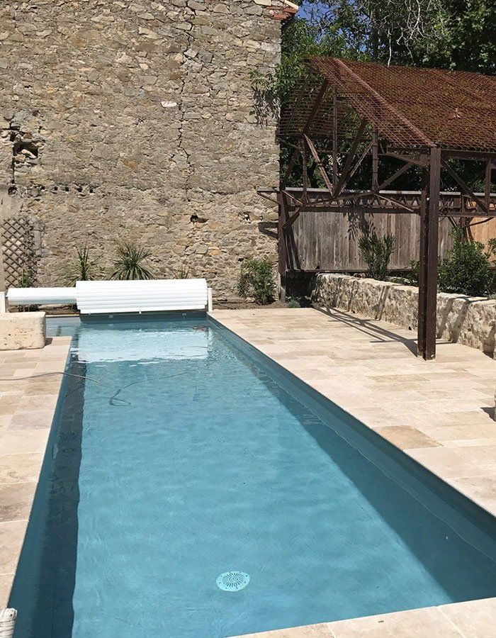 Une piscine en longueur