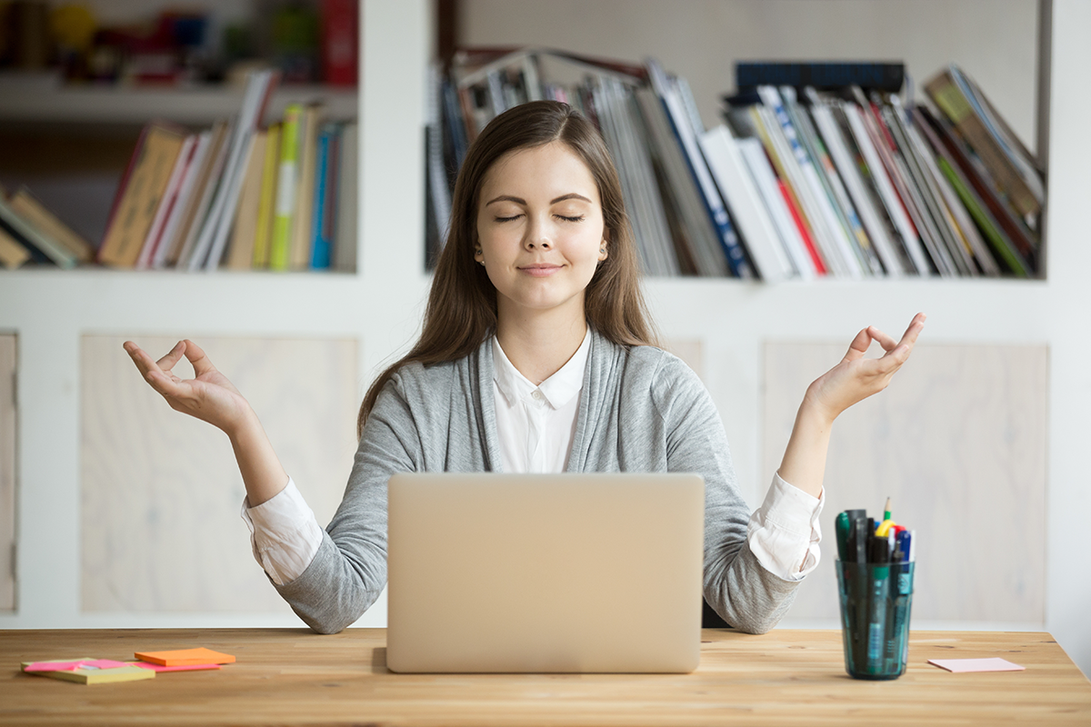 Une femme en position de détente