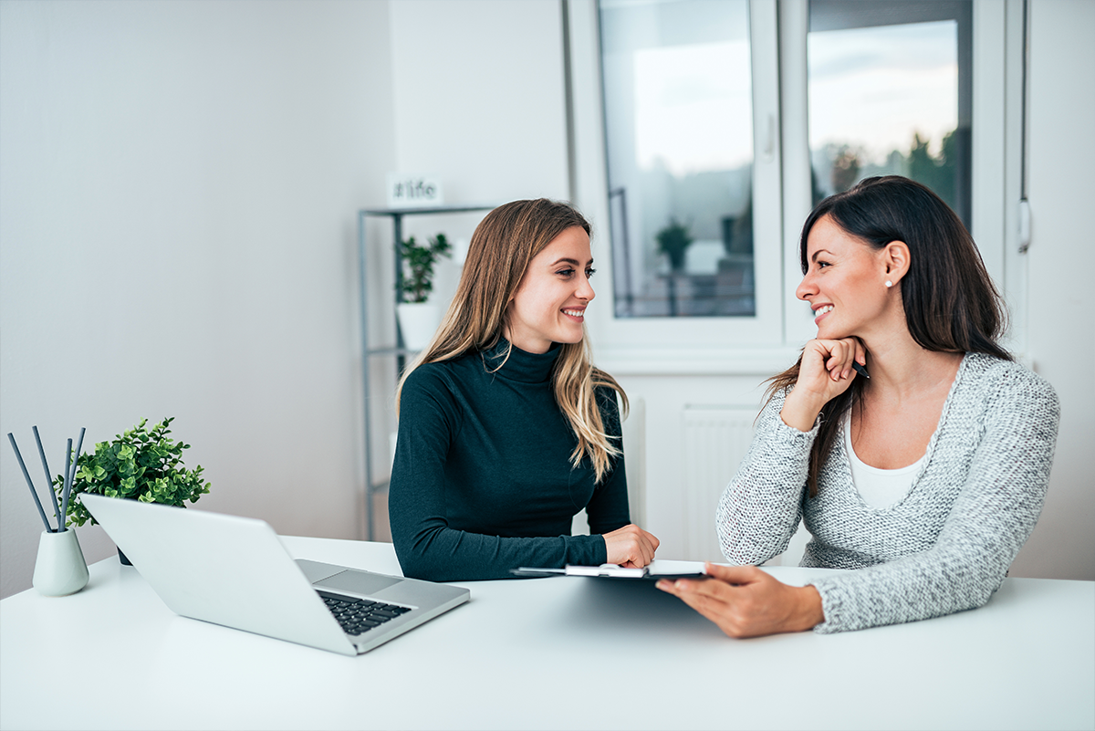 Deux femmes qui discutent dans un bureau