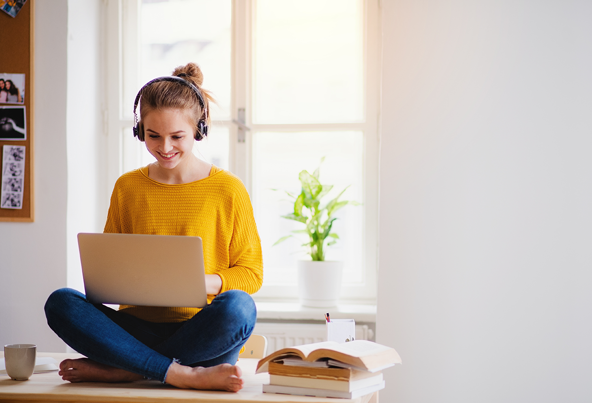 Une étudiante assise sur son bureau