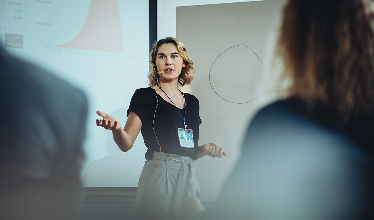 Une femme qui fait une conférence