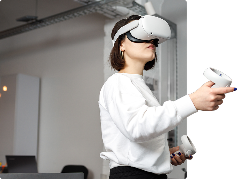 Une femme qui utilise un casque de réalité virtuelle