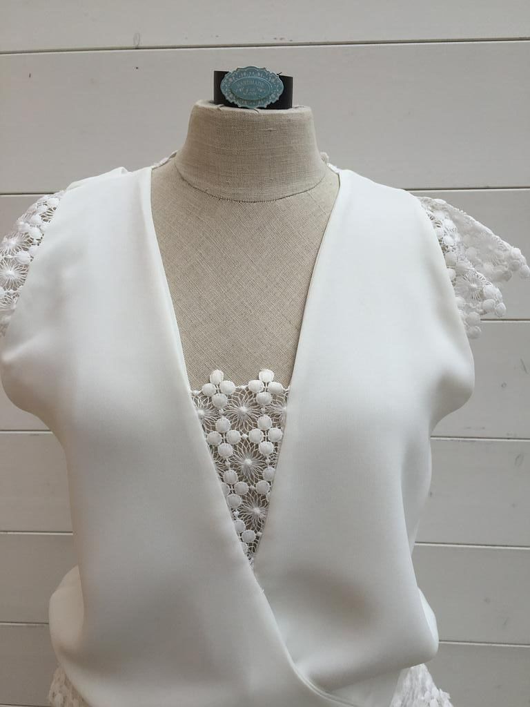 Devant de robe de mariée avec dentelle et points