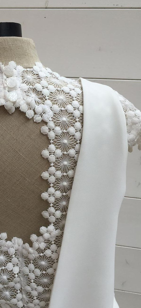 Détails du travail de reprise sur la robe de mariée