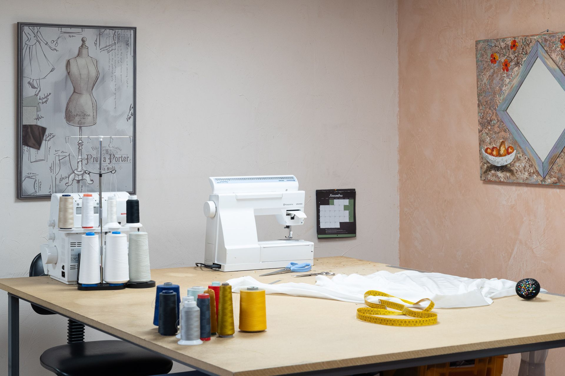 Table de couture avec machine, fils, mètre