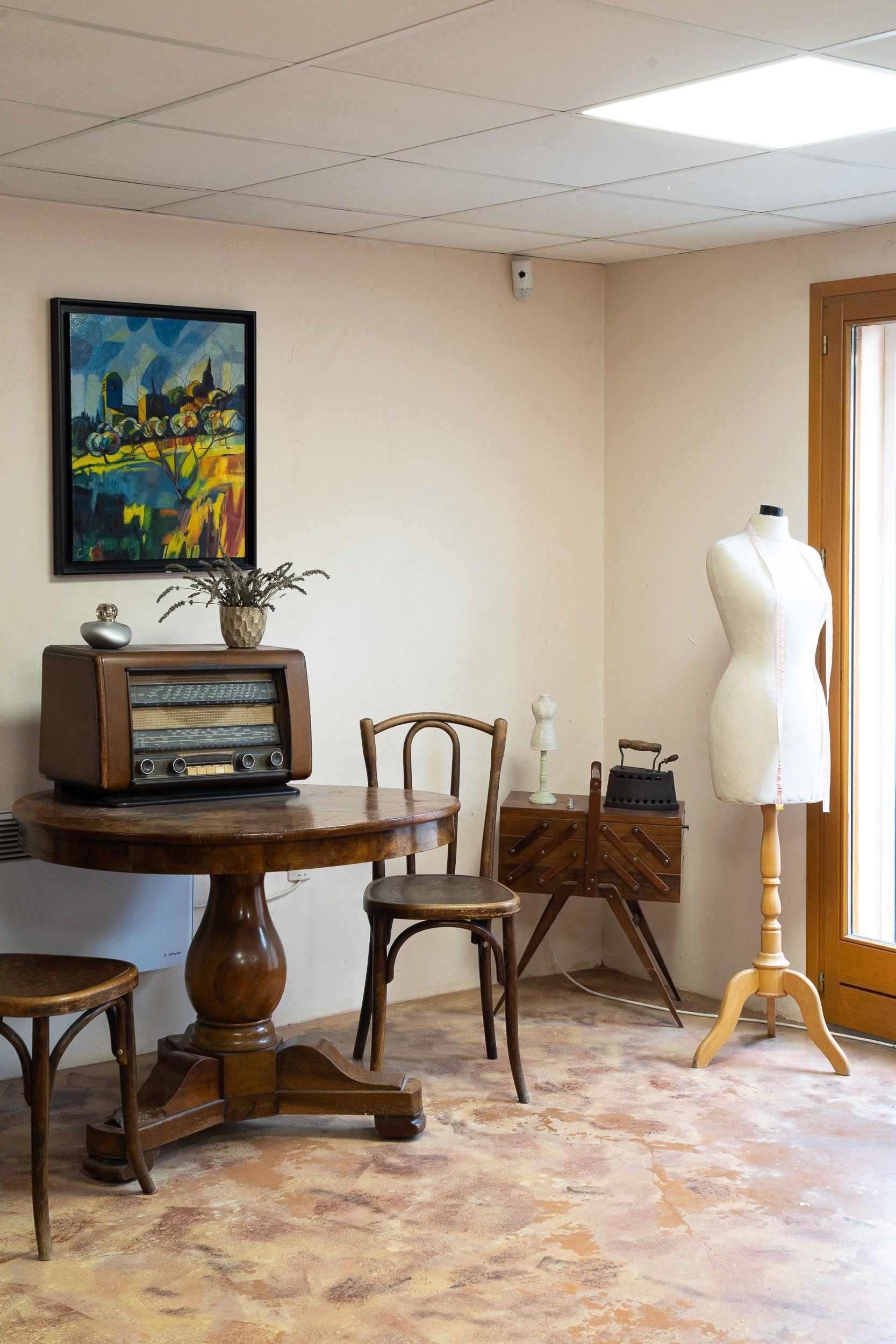 Atelier de couture avec mannequin et mobilier ancien