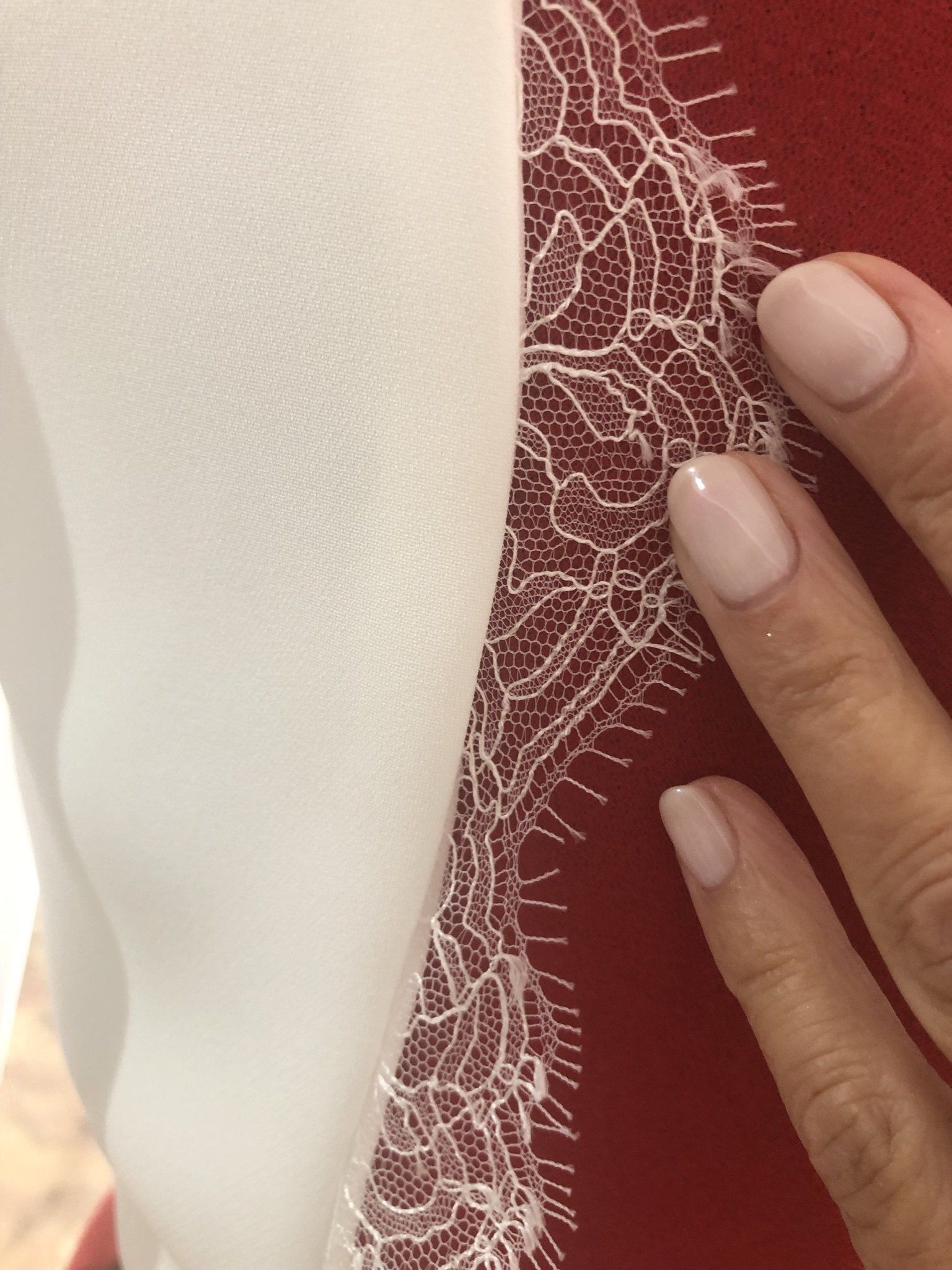 Ajout de dentelle dans le dos de la robe de mariée