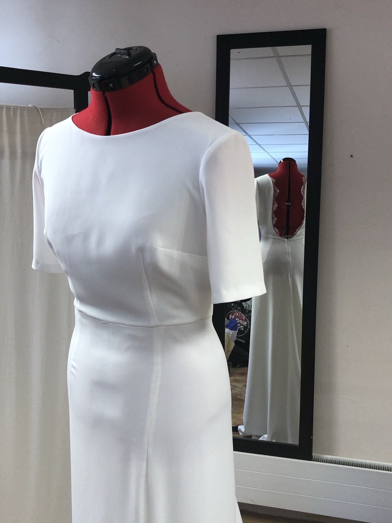 Reprise de la robe de mariée vue de trois quarts avec ajout de manches