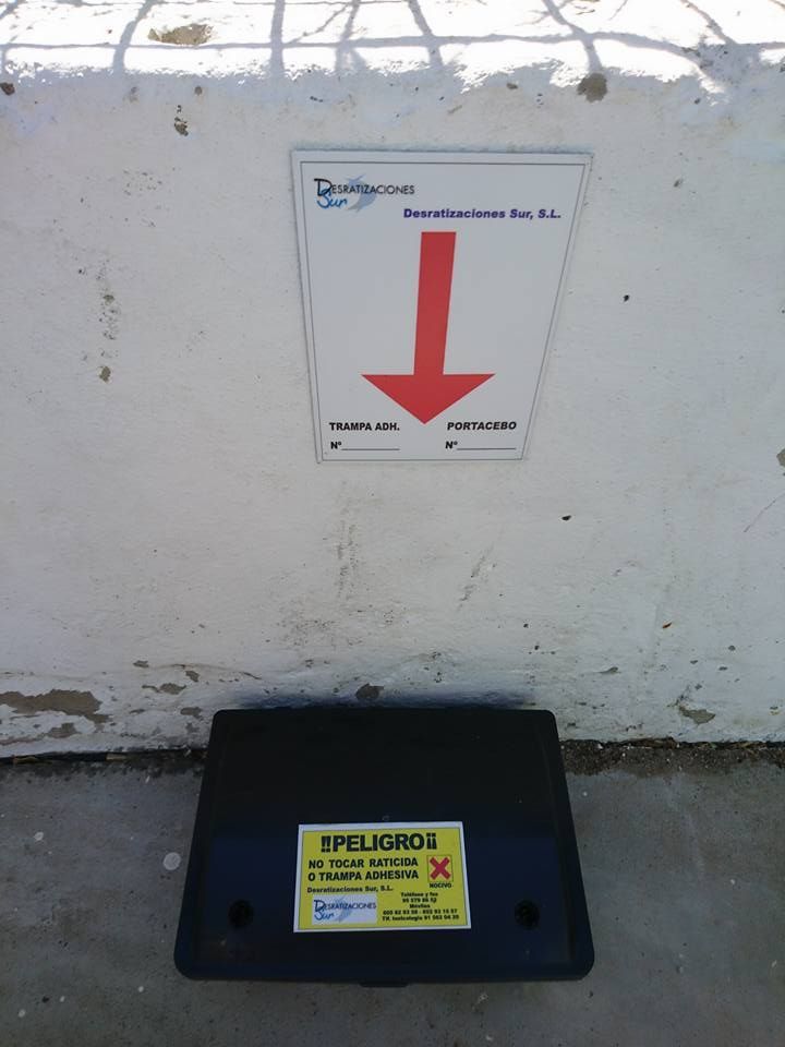 Una caja negra a nivel del suelo con la etiqueta 