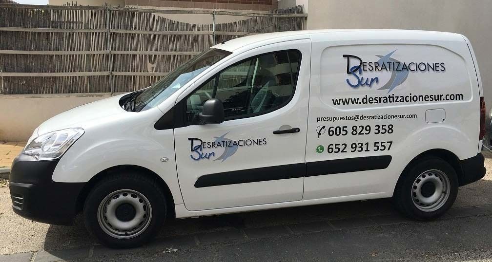 Una camioneta de trabajo blanca con la marca 