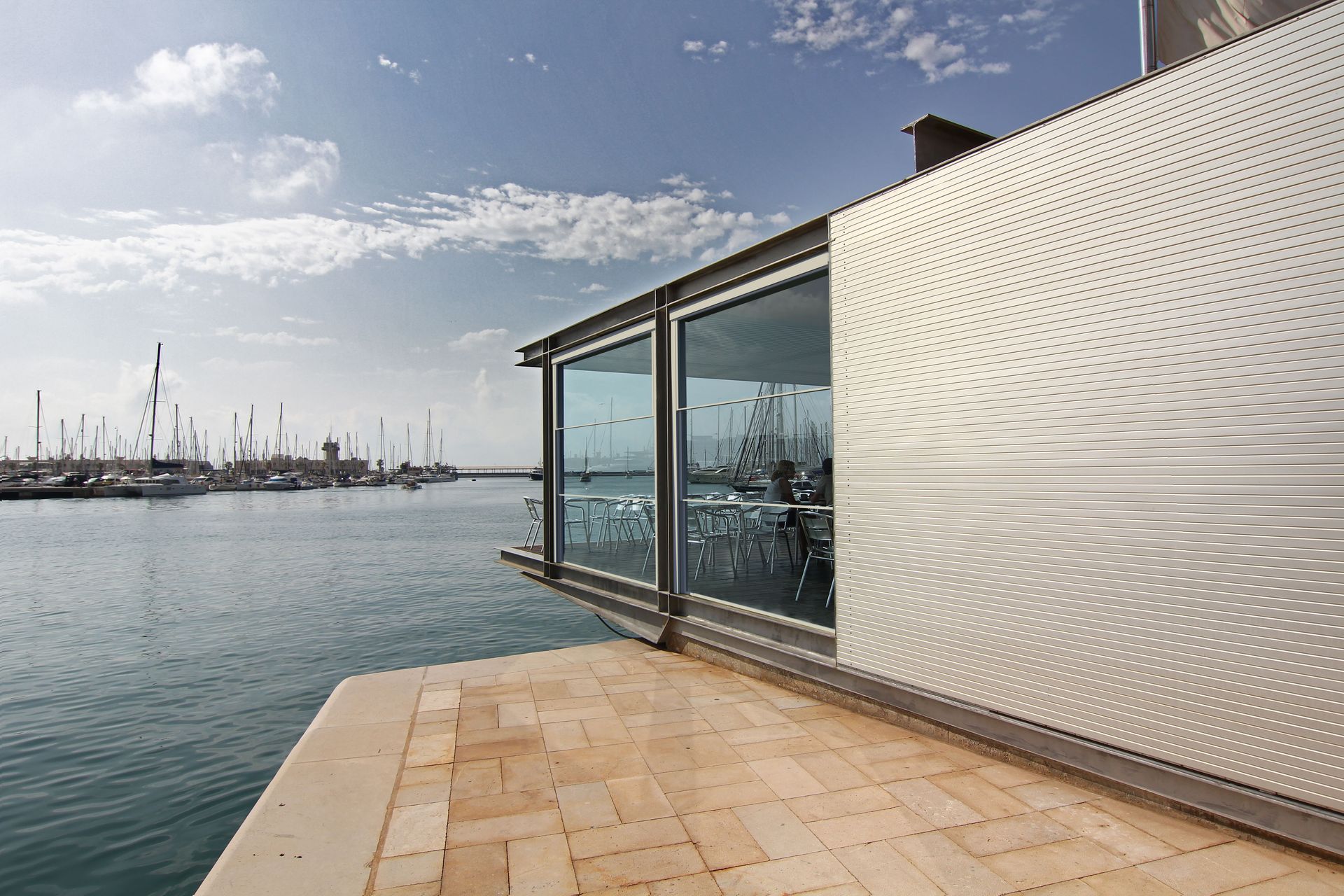 Fenêtres intégrales sur terrasse en bord de mer