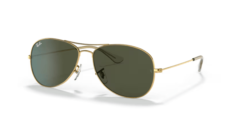Un par de gafas de sol Ray-Ban cuadradas con lentes verdes sobre fondo blanco.