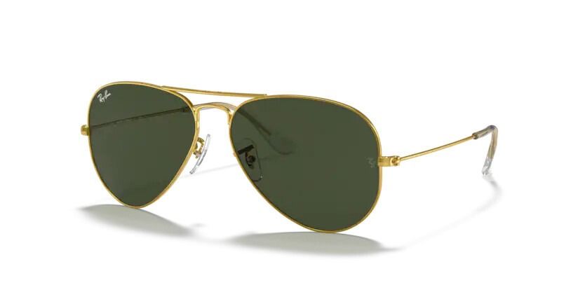 Un par de gafas de sol de aviador Ray-Ban con lentes verdes sobre fondo blanco.