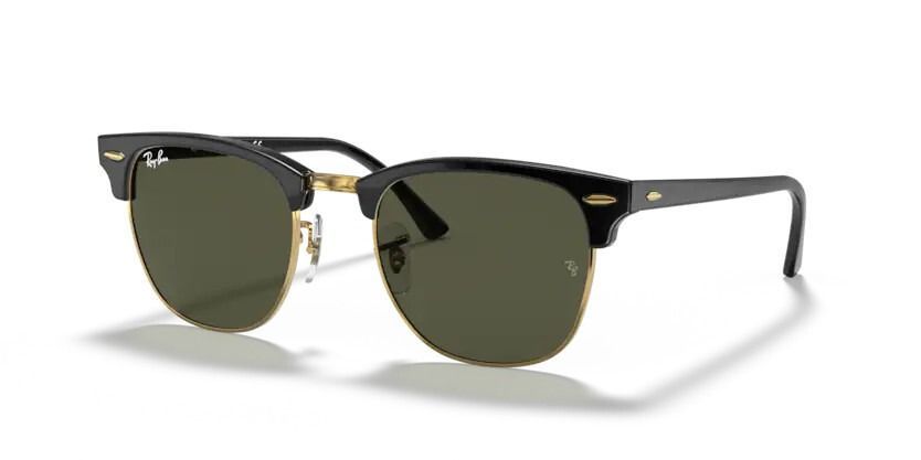 Un par de gafas de sol Ray-Ban sobre un fondo blanco.