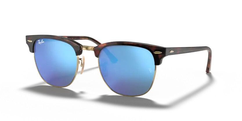 Un par de gafas de sol Ray-Ban con lentes azules sobre fondo blanco.