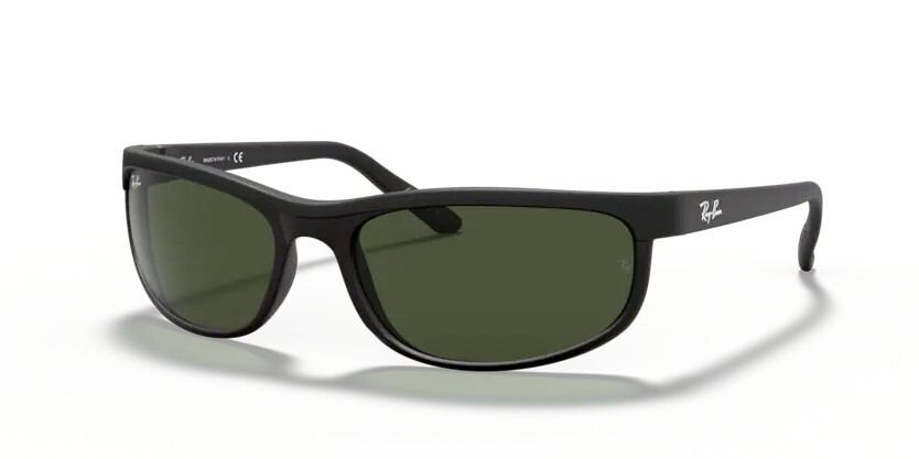 Un par de gafas de sol Ray-Ban con marco negro y lentes verdes sobre fondo blanco.