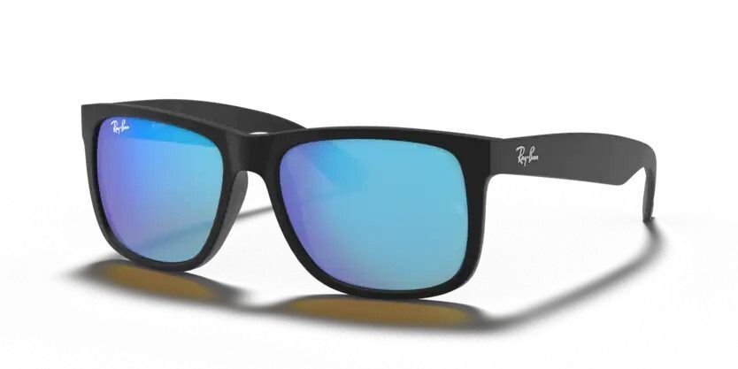 Un par de gafas de sol Ray-Ban con lentes azules sobre fondo blanco.