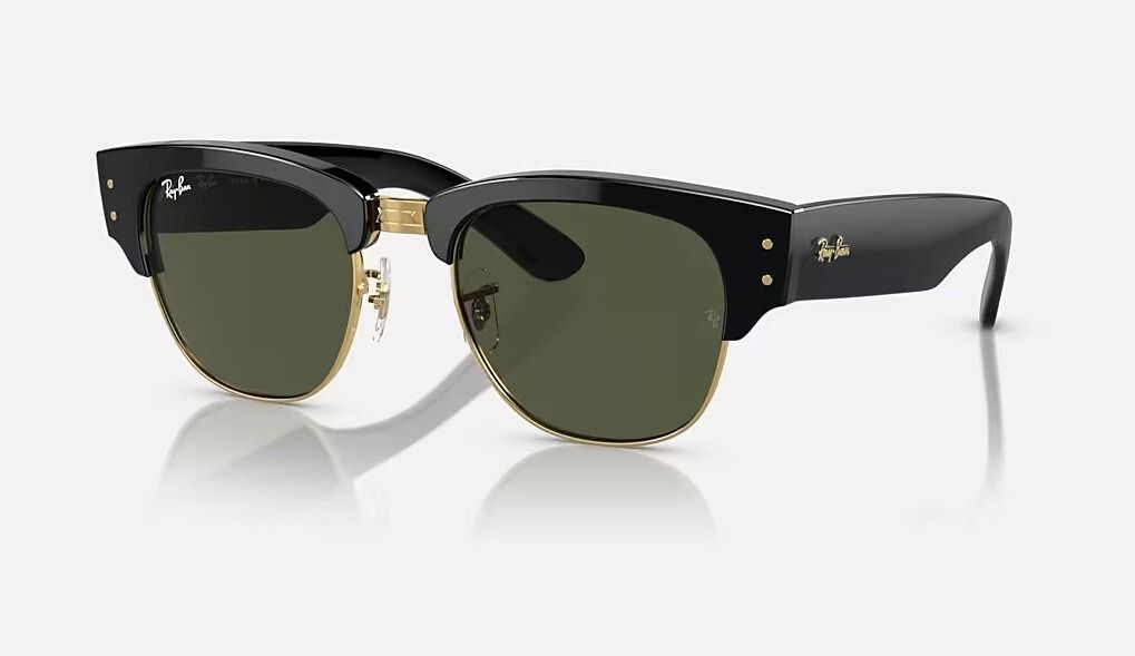 Un par de gafas de sol Ray-Ban están sobre una superficie blanca.