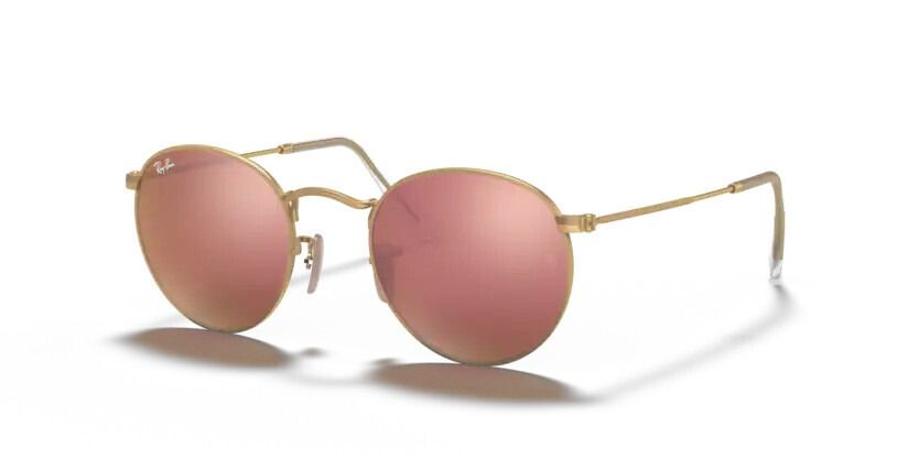 Un par de gafas de sol redondas con lentes rosas sobre fondo blanco.