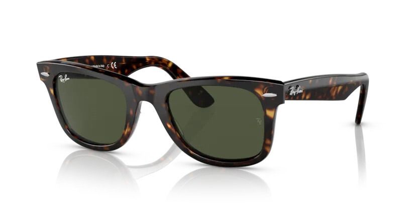 Un par de gafas de sol Ray-Ban sobre una superficie blanca.