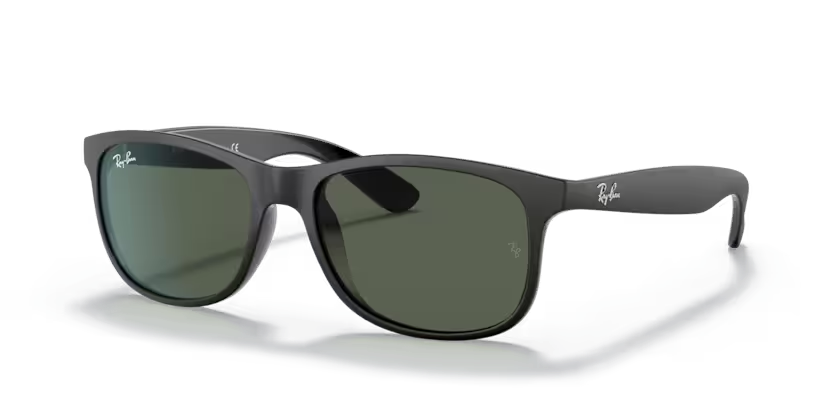 Un par de gafas de sol Ray-Ban negras están sobre una superficie blanca.