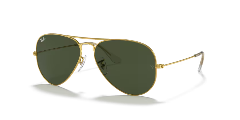 Un par de gafas de sol de aviador Ray-Ban con lentes azules sobre fondo blanco.
