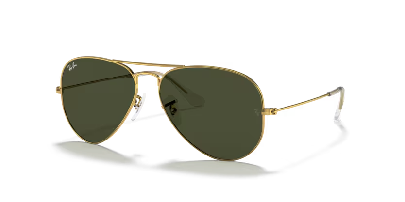 Un par de gafas de sol de aviador Ray-Ban con lentes verdes sobre fondo blanco.
