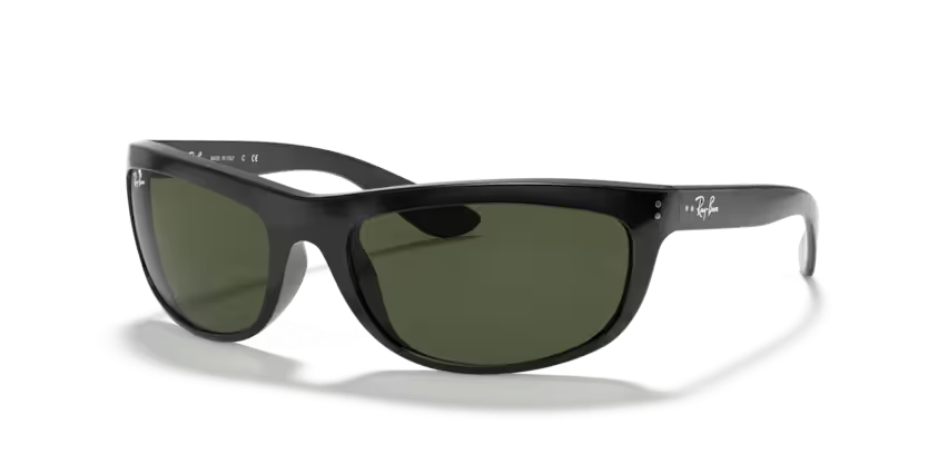 Un par de gafas de sol Ray-Ban cuadradas con lentes verdes sobre fondo blanco.