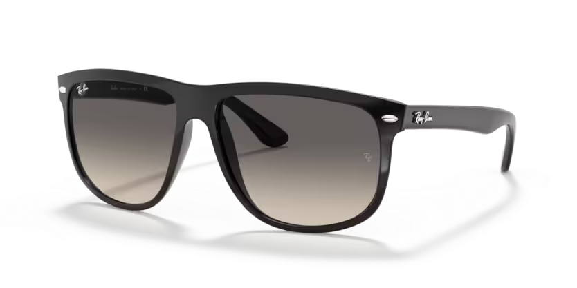Un par de gafas de sol de aviador Ray-Ban con lentes verdes sobre fondo blanco.