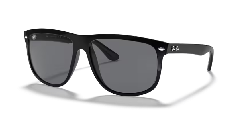 Un par de gafas de sol de aviador Ray-Ban con lentes azules sobre fondo blanco.
