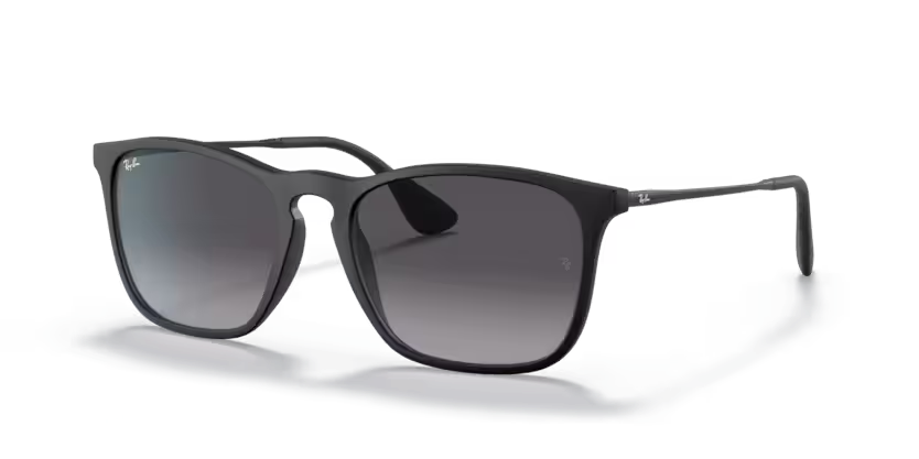Un par de gafas de sol de aviador Ray-Ban con lentes rosas sobre fondo blanco.