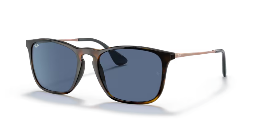 Un par de gafas de sol Ray-Ban están sobre una superficie blanca.