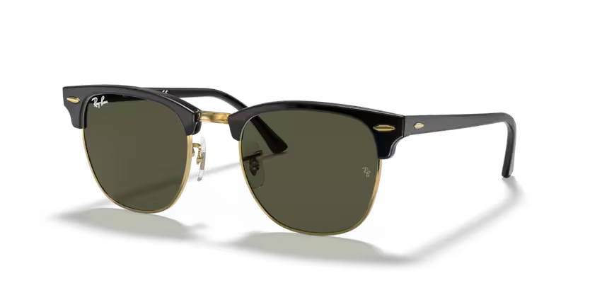 Un par de gafas de sol Ray-Ban negras están sobre una superficie blanca.