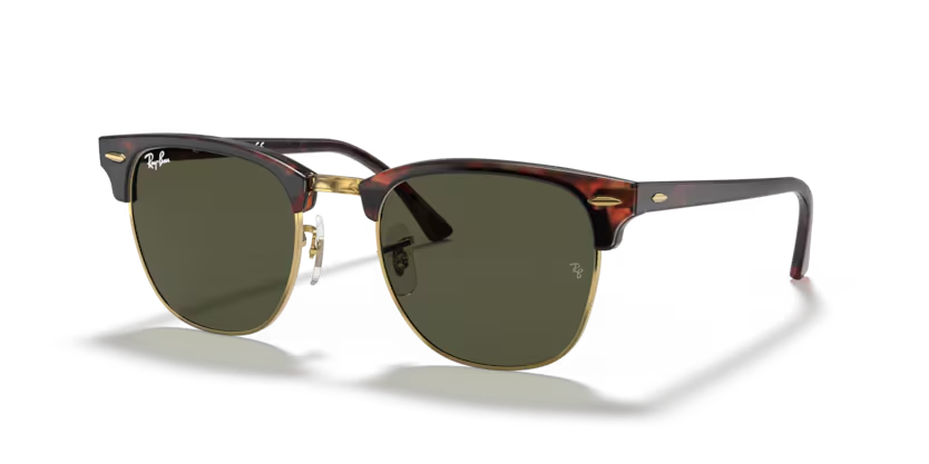 Un par de gafas de sol Ray-Ban cuadradas con lentes verdes sobre fondo blanco.