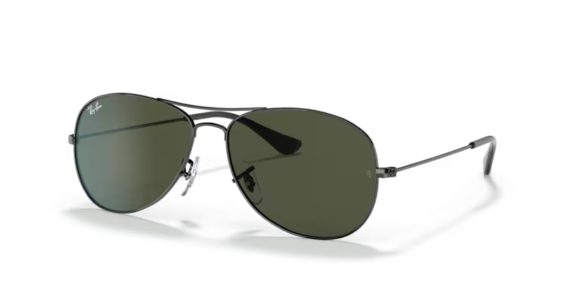 Un par de gafas de sol de aviador Ray-Ban con lentes verdes sobre fondo blanco.