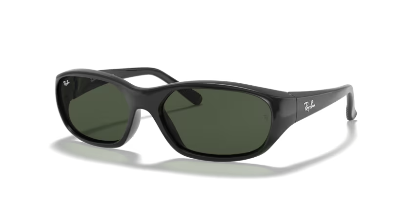Un par de gafas de sol de aviador Ray-Ban con lentes azules sobre fondo blanco.