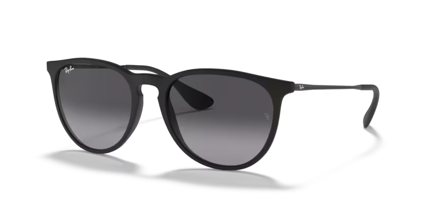 Un par de gafas de sol de aviador Ray-Ban con lentes verdes sobre fondo blanco.